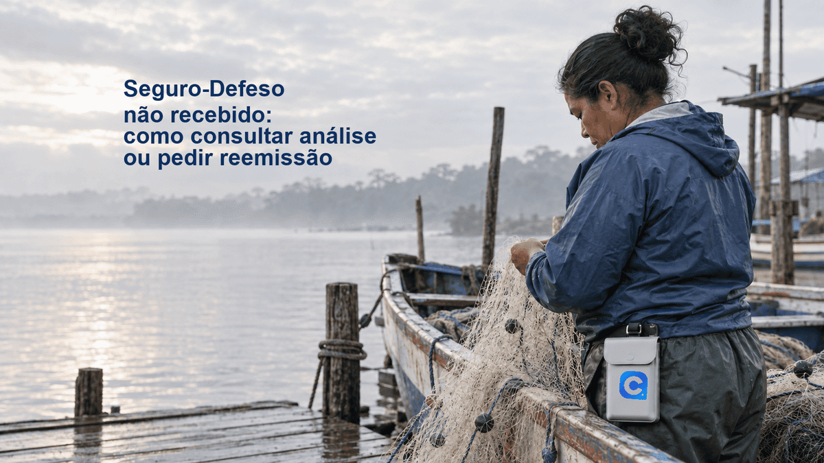 Pescadora artesanal confere uma rede ao lado de um barco, com bolsa cinza no cinto.