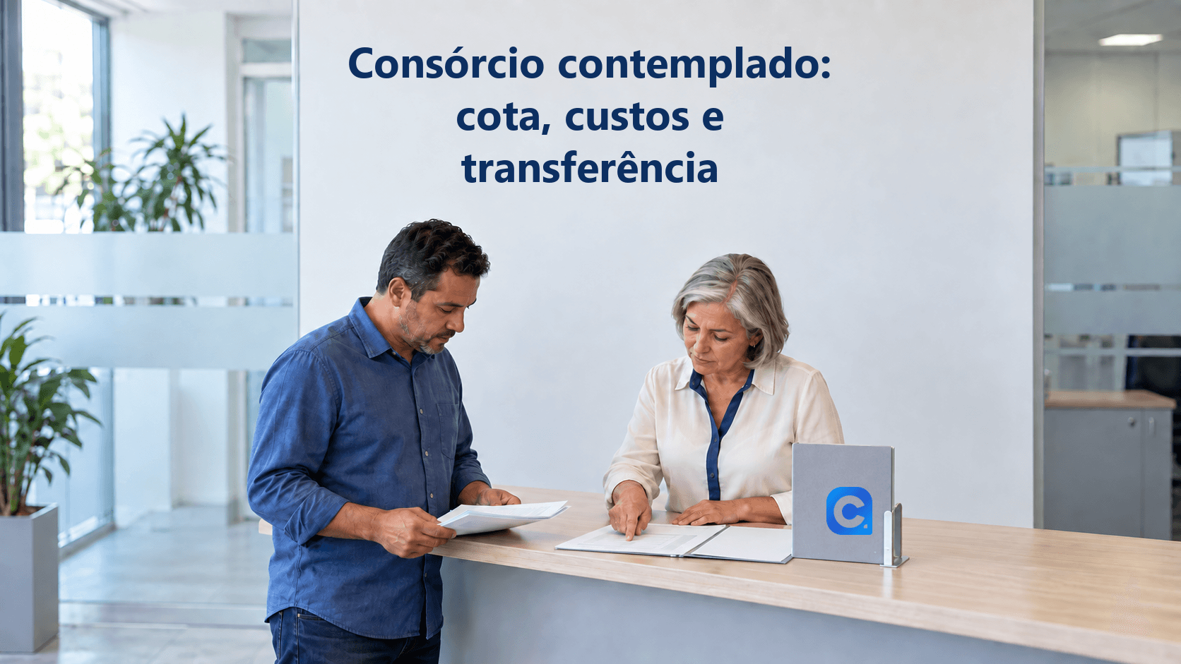 Homem e assessora conferem dois registros de uma cota em balcão de atendimento, com símbolo Meu Consig na pasta cinza apoiada por suporte.