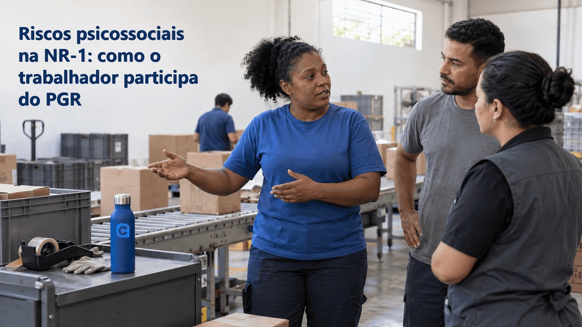 Três colegas conversam junto a uma esteira de separação; uma trabalhadora gesticula enquanto dois colegas escutam, com uma garrafa azul no carrinho.