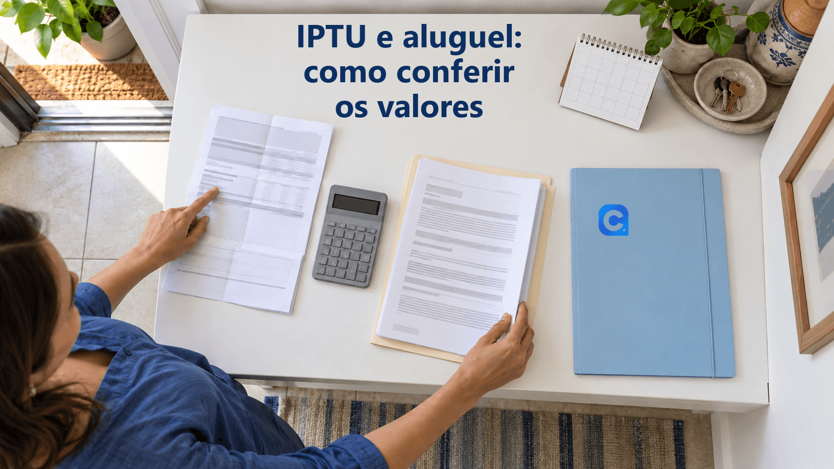 Vista de cima de uma mulher conferindo dois conjuntos de documentos com calculadora e calendário; uma pasta azul apoiada no balcão traz o símbolo oficial do Meu Consig.