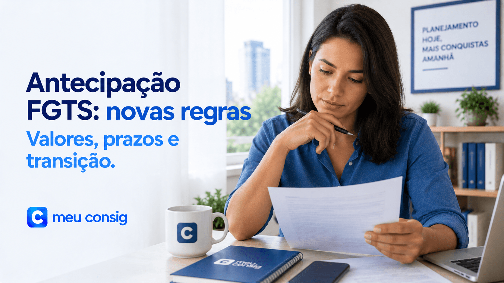 Antecipação FGTS: novas regras, valores, prazos e transição. Mulher analisa documentos ao lado de um notebook.