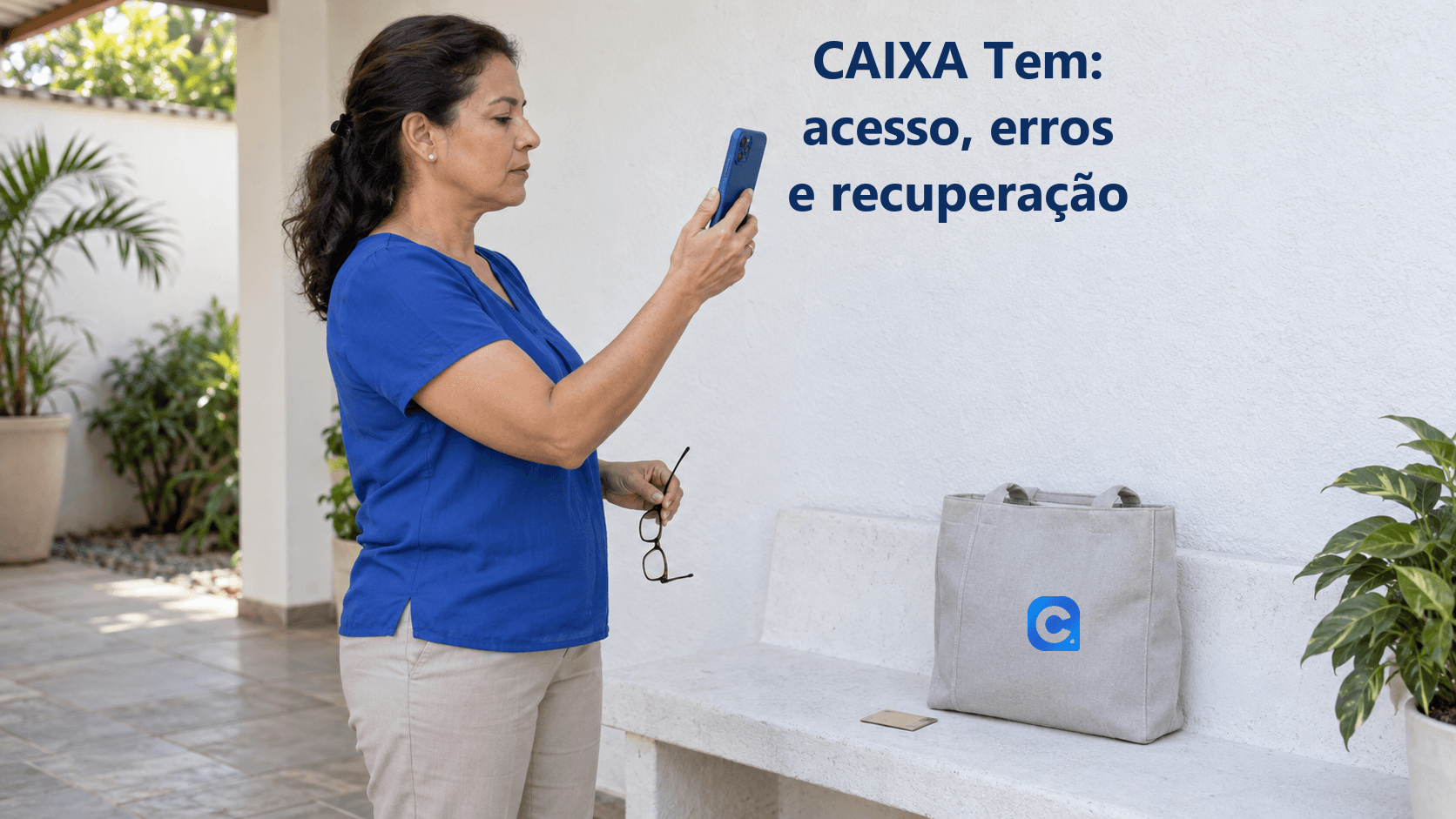 Mulher confere o enquadramento do celular com os óculos retirados em um pátio iluminado; um documento e uma bolsa de lona com o símbolo oficial do Meu Consig estão apoiados no banco.