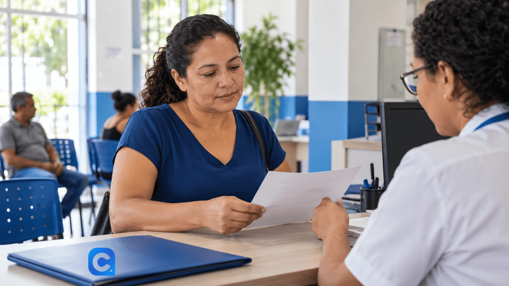Mulher consulta uma folha em um atendimento comunitário; ao fundo, outras pessoas aguardam.