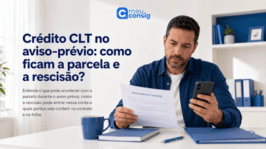 Trabalhador em aviso-prévio conferindo a parcela do Crédito CLT e os valores da rescisão