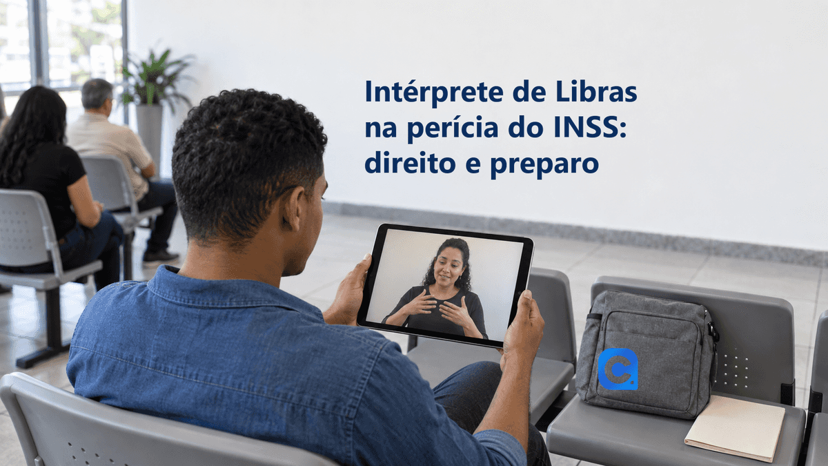 Pessoa acompanha uma intérprete por vídeo em um tablet na sala de espera, com documentos e uma bolsa contendo o símbolo oficial do Meu Consig.