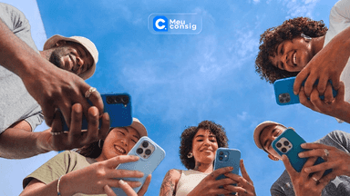 jovens usando celular sorrindo