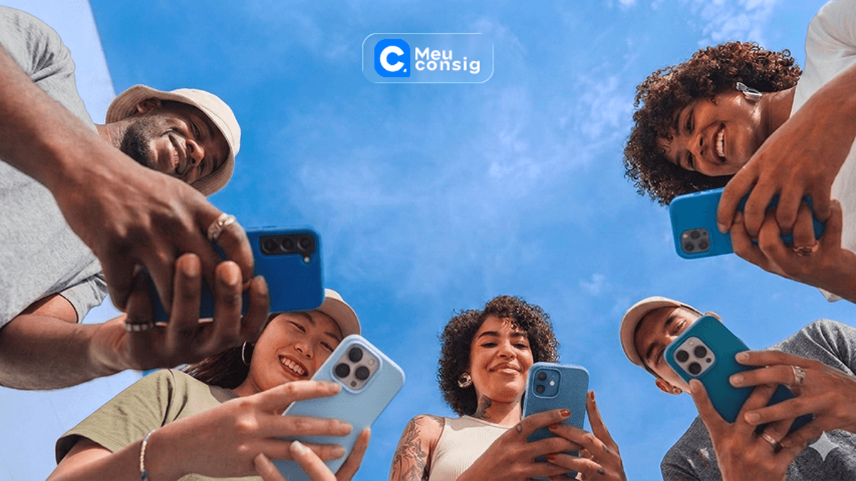 jovens usando celular sorrindo