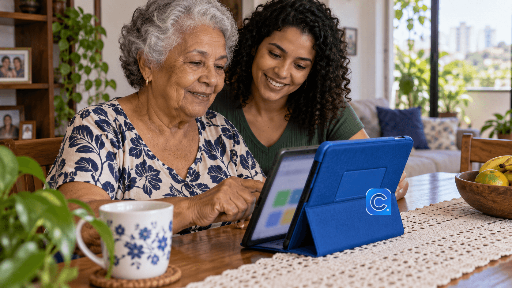 Aposentada acessa serviços do Meu INSS em um tablet com ajuda da família.