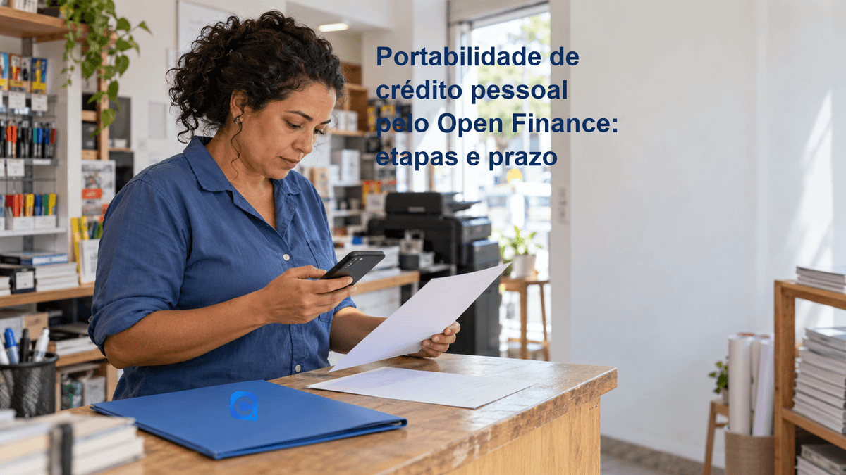 Trabalhadora de uma papelaria compara papéis e um celular junto a uma pasta azul, em ambiente claro com luz natural.