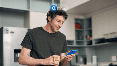 homem relaxado celular cafe cozinha
