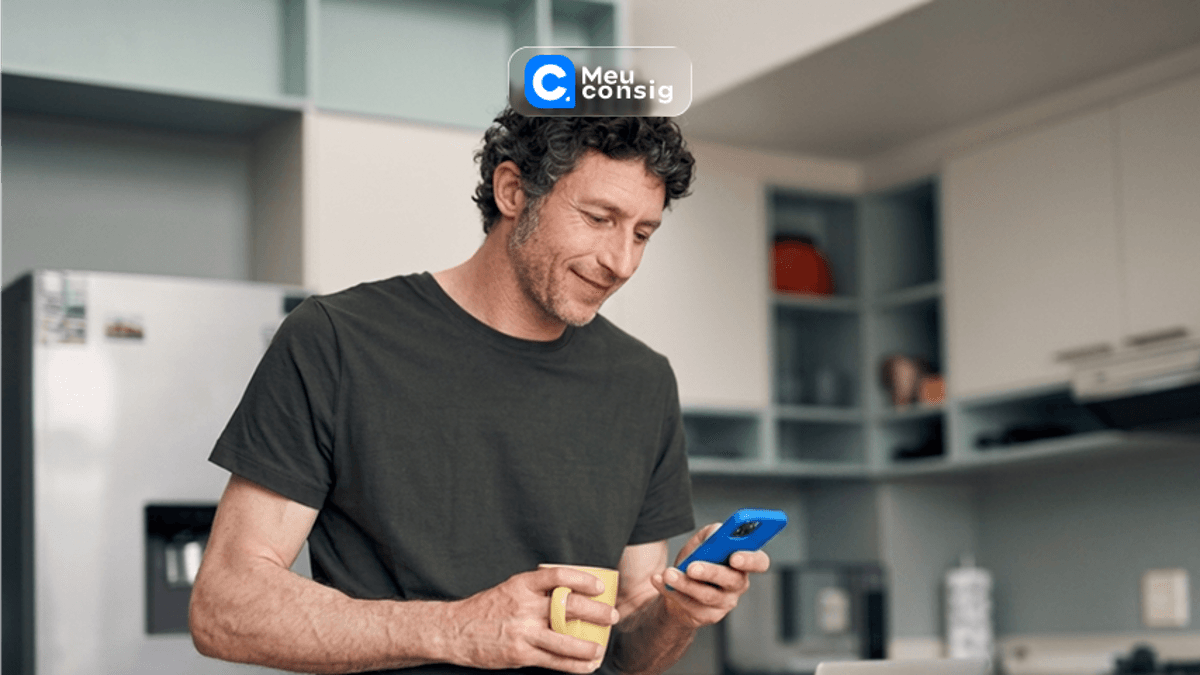 homem relaxado celular cafe cozinha