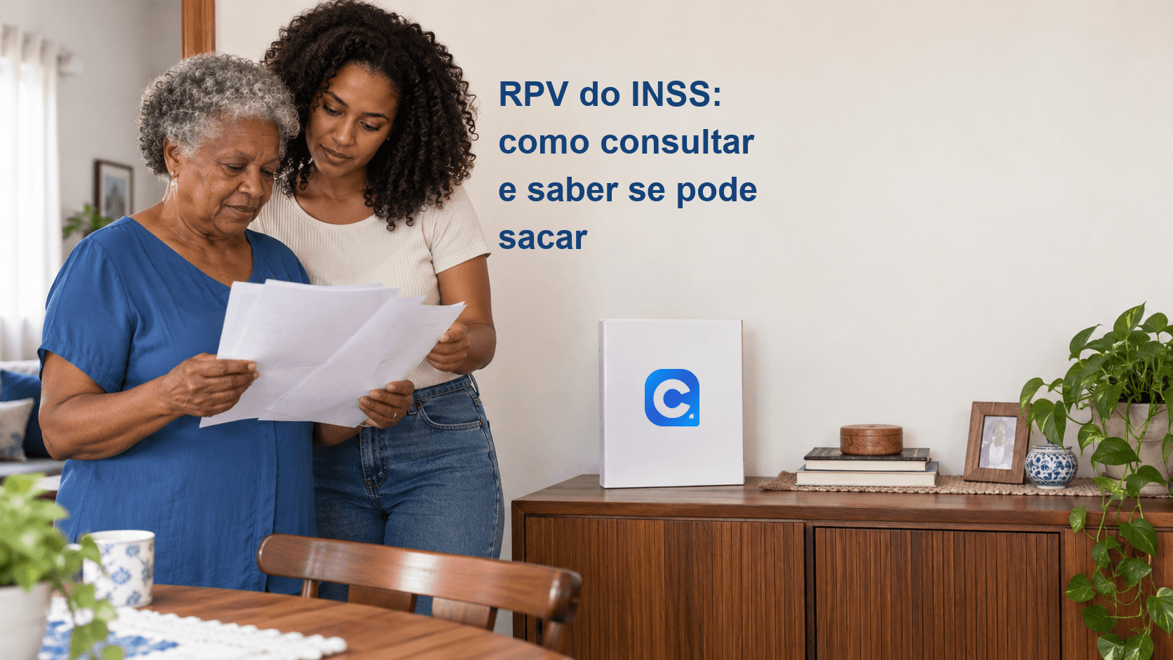 Aposentada e familiar conferem documentos; símbolo oficial do Meu Consig em uma pasta branca.