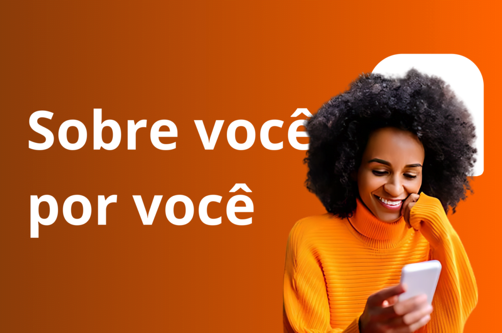 background laranja mulher cabelo cacheado agasalho laranja celular sorrindo meu consig