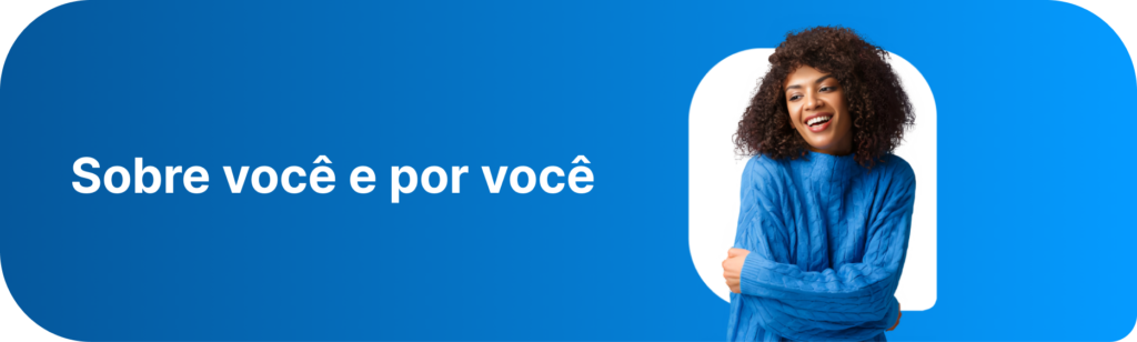 mulher agasalho azul objeto branco cabelo cacheado bracos cruzados fundo azul background