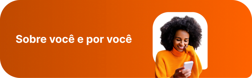 background laranja mulher cabelo cacheado agasalho laranja celular sorrindo meu consig